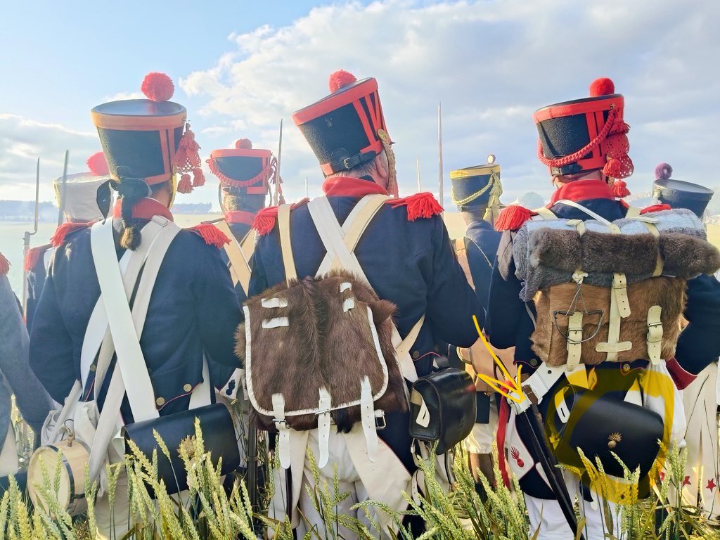 Post explicativo de hallazgo ⛏️⬇️ #ArqueoNapo 

Foto de cartuchera del Museo de la Armería de Vitoria y al lado un tíos haciendo de granaderos en Waterloo
 💂🏼‍♀️💂🏼‍♀️💂🏼‍♀️⚔️