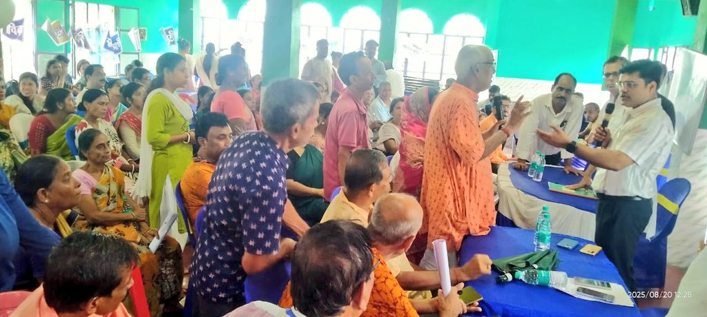 আমাদের পাড়া আমাদের সমাধান শিবিরে জনসাধারণের মতামত পর্যালোচনা করছেন মাননীয় মহকুমাশাসক। 
পরিষেবা দিতে তৎপর প্রশাসন । 
রামপুরহাট পৌরসভা 
রামপুরহাট মহকুমা।।