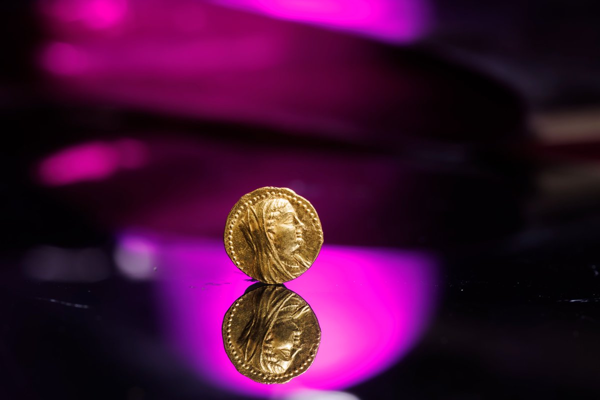 מטבע זהב נדיר של המלכה המצרית ברניקי השנייה, בן כ-2,200 שנה, התגלה בחפירות ארכיאולוגיות בעיר דוד. זהו המטבע הראשון מסוגו בעולם שנמצא עד כה בהקשר ארכיאולוגי , ואחד מ-20 הידועים בעולם.

צילום: אמיל אלג'ם רשות העתיקות, אליהו ינאי ואסף פרי עיר דוד