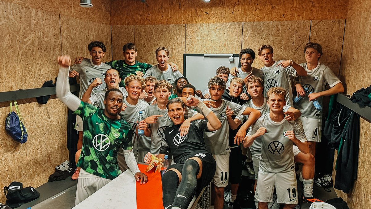 Unsere #U19 gewinnt das Auswärtsspiel in Erfurt nach einem 0:2-Halbzeitrückstand mit 3:2. Carl-Anton Sticherling markierte dabei den Siegtreffer. 👏

#VfLWolfsburg #VfLWolfsburgAkademie #Jungwölfe