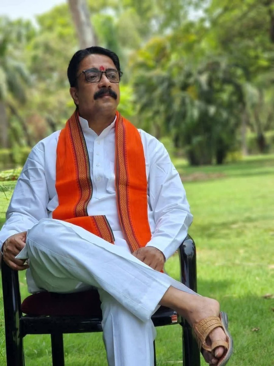 Balkrishnagurh's tweet image. बजरंग दल के राष्ट्रीय संयोजक श्रीमान नीरज दौनेरिया जी को जन्मदिवस की बहुत बहुत शुभकामनाएं।

प्रभु श्री राम जी से प्रार्थना है कि आप स्वस्थ , निरोगी एवं दीर्घायु हो यशस्वी हो।💐