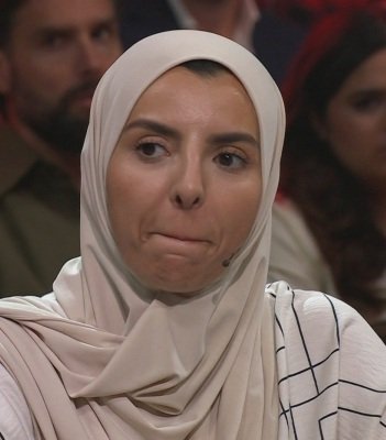 eenblikopdenos's tweet photo. @NOS In het artikel blijft de naam van de ontslagen correspondent (Oumaima Abalhaj) onvermeld. Dat is toch wel opvallend! Omdat zij een oud-collega is? [zij heeft eerder bij de @NOS heeft gewerkt] Zou de @NOS het artikel nog aanpassen en de naam toevoegen? 🤔 #dtv #werkenbijdeNOS ⭕️ https://t.co/jDig4FsSZb