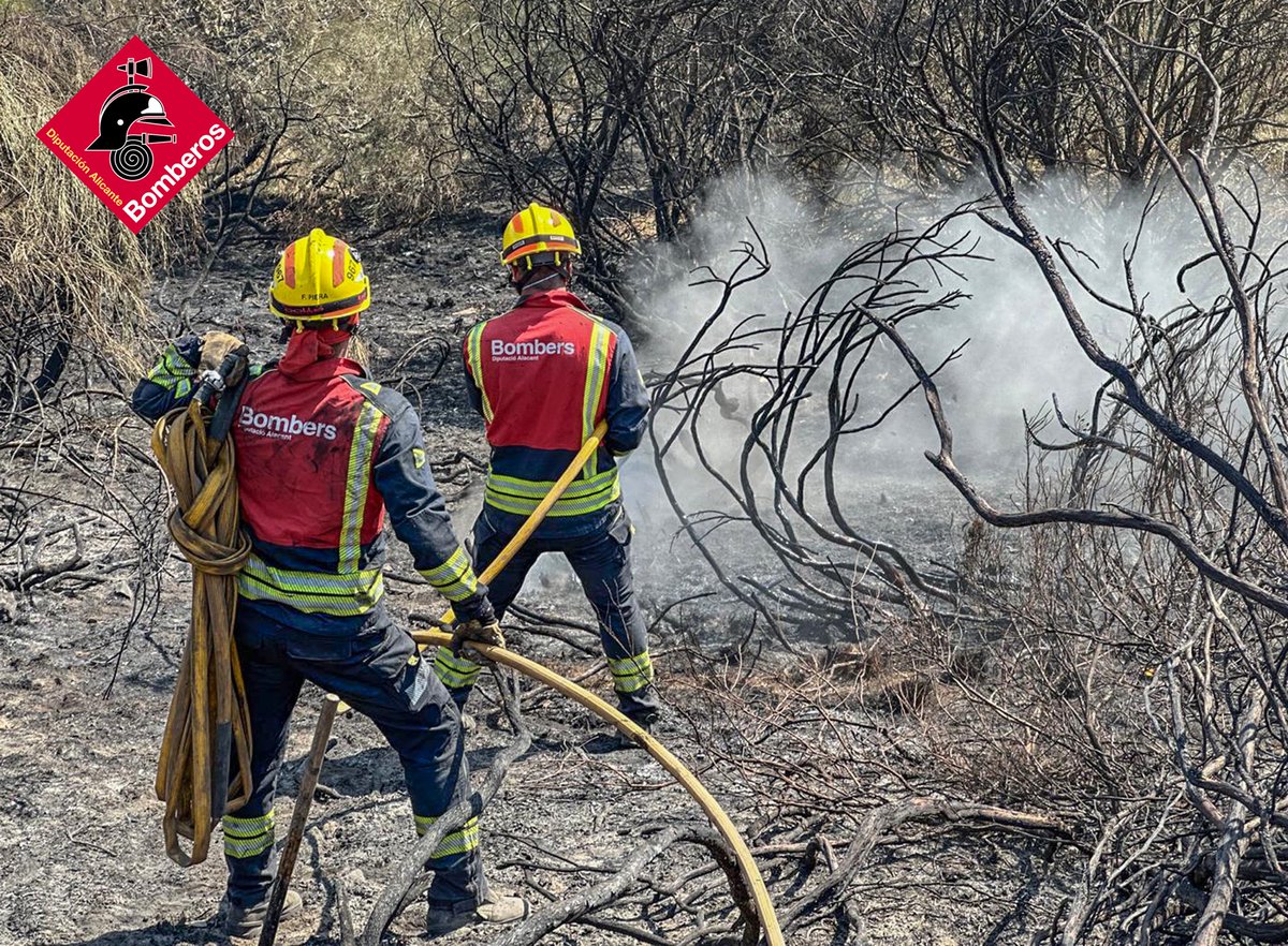 Seguimos desde #cpba trabajando duro en nuestro segundo día en León. Tareas de extinción, y trabajos para evitar que el fuego llegue a las aldeas y núcleos de población. 
#siempreatuladoCyL