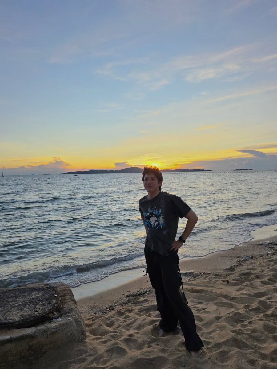 Sun Kisses Sands

TAYNEW OUTING JOY JOY 
#GMMTVOuting2025

IG : Newwiee | #Newwiee