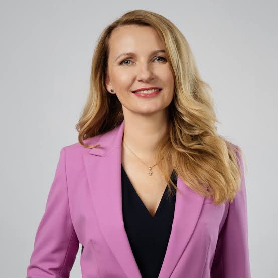 Lato Lapsam Latvijas tiesa piesprieda 300 h piespiedu darba par latviešu tautas nodevēja, PSRS tiesas tiesneša nosaukšanu par kolabracionistu.

Tikmēr Ieva Raubiško par cilvēku kontrabandas organizēšanu pār Latvijas robežu saņem 200 h piespiedu darba.

Vai Latvijā ir taisnīgums?