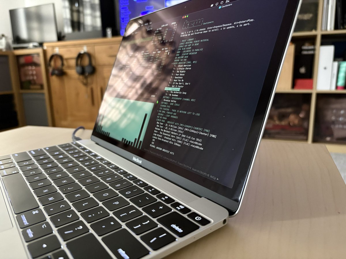 1stBestComedian's tweet photo. Still my favourite laptop I have ever owned. #apple #12 #retina. I’m excited for this rumoured new smaller #macbook https://t.co/4yBQoekzLI