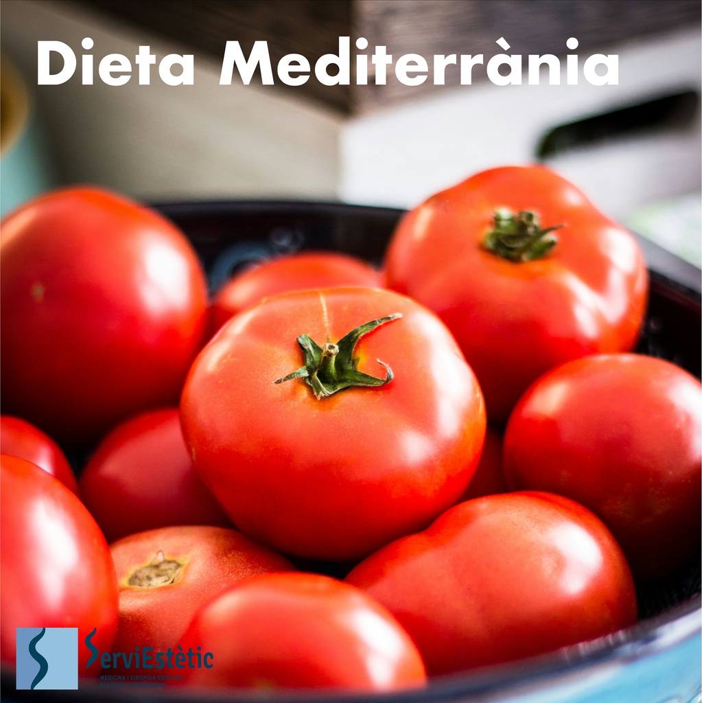 La dieta mediterránea promueve una vida más larga y saludable gracias a su equilibrio entre frutas, verduras, granos integrales, aceite de oliva y pescado, reduciendo el riesgo de enfermedades cardiovasculares y mejorando el bienestar general.