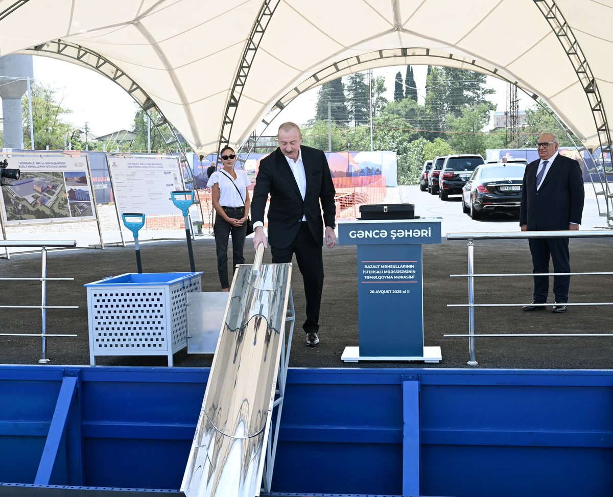 Prezident İlham Əliyev və birinci xanım Mehriban Əliyeva Gəncə şəhərində bazalt məhsullarının istehsalı müəssisəsinin təməlqoyma mərasimində iştirak ediblər.

president.az/az/articles/vi…