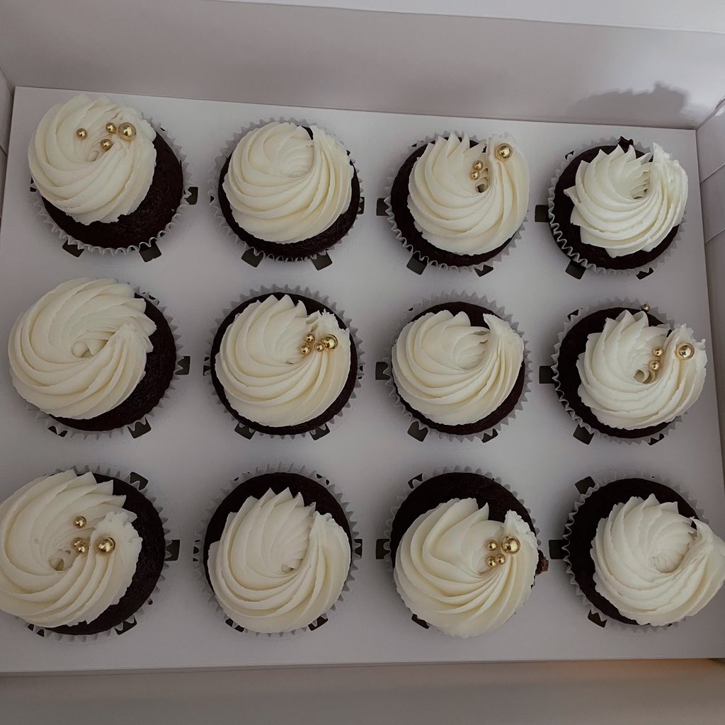 Silky swirls and golden pearls ✨

These chocolate cupcakes are perfect for any celebration — or just because you deserve it. 💛🧁

WhatsApp 0962560118 to order #nammiesyummies