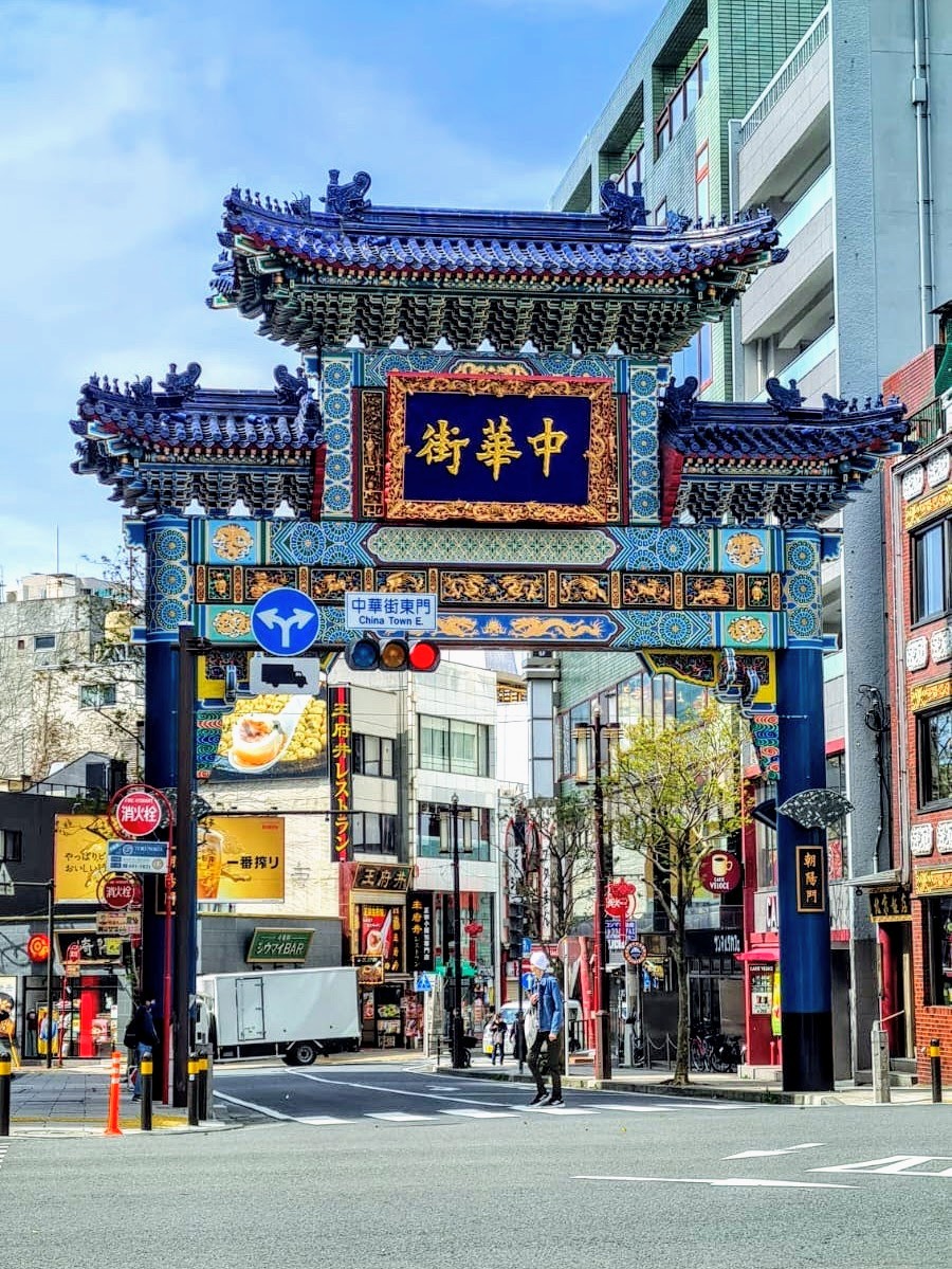 Un portal a otro mundo. Así se siente cruzar esta majestuosa puerta en el corazón de Yokohama. ¡Un lugar lleno de color, historia y sabores! ✨ #YokohamaChinatown #JaponIncreible #Aventura