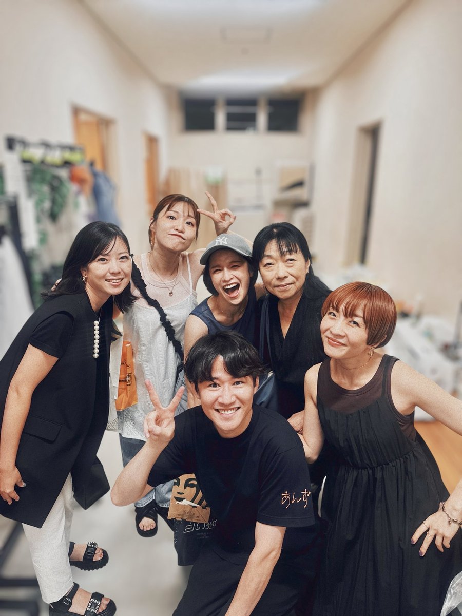 #あんず2025 
初日の幕があきました…感謝。
2001年Annieの演出助手・伊藤明子さんとペパー役ダブルキャストだった保泉沙耶ちゃんが来てくださって、2001Annie's集合！涙
思い出のなかの大切な人たちや想いと再会させてくれる作品。
明日、明後日の2日間
お待ちしています！
anzu-musical.com
