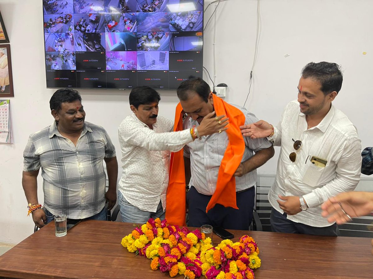 RakeshGbjp's tweet image. आज नगर पालिका कार्यालय पर पधारे भाजपा प्रदेश उपाध्यक्ष एवं युवा मोर्चा के पुराने साथी श्री @jiratijitu  जी का स्वागत एवं अभिनंदन किया I

नर्मदे हर 🙏🌹

@BJP4MP  @BJP4Indoregram 

#barwaha
#rakeshgupta