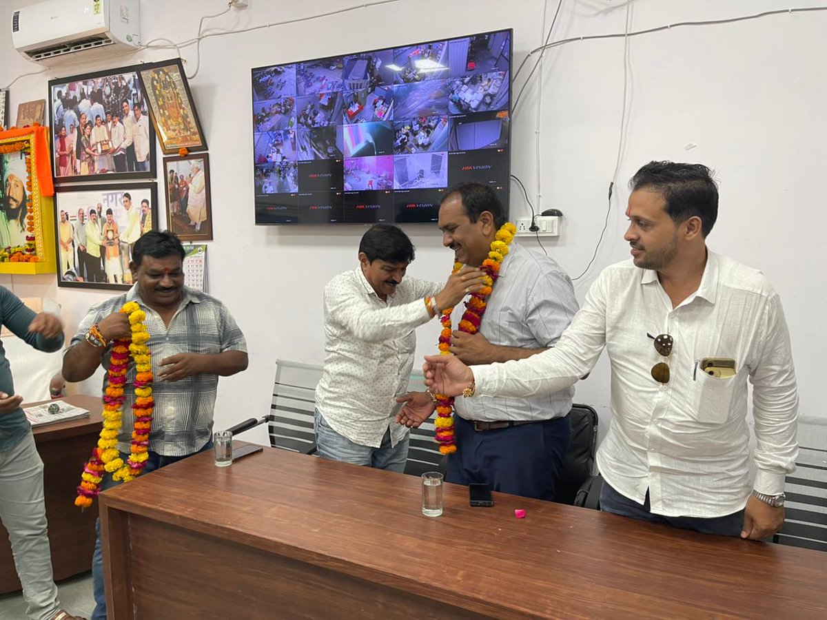 RakeshGbjp's tweet image. आज नगर पालिका कार्यालय पर पधारे भाजपा प्रदेश उपाध्यक्ष एवं युवा मोर्चा के पुराने साथी श्री @jiratijitu  जी का स्वागत एवं अभिनंदन किया I

नर्मदे हर 🙏🌹

@BJP4MP  @BJP4Indoregram 

#barwaha
#rakeshgupta