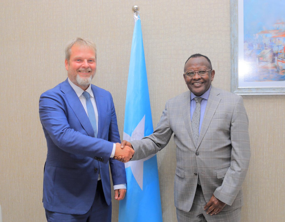 1/2
H.E. Ltr Gen. <a href="/BashirMJ/">Lt. Gen. Bashir Mohamed Jama</a>, Minister of Environment &amp; Climate Change, met with H.E. Steen Sonne Andersen, Denmark’s Ambassador to Somalia 🇸🇴🤝🇩🇰. Talks focused on climate mitigation, building resilience, and aligning Somalia’s climate portfolio with Denmark.