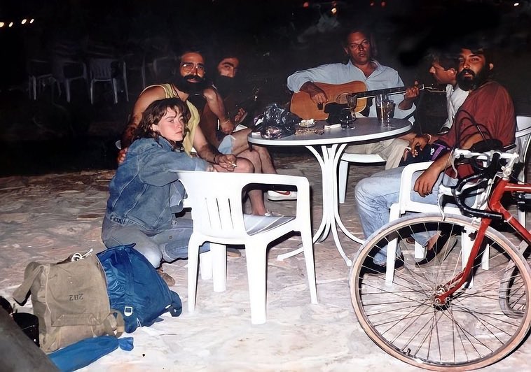 TurkeySecular's tweet image. 35 yıl önce Akdeniz’in iki küçük kasabası arasında otostopla yola çıkan dört genç, hayatlarının en büyük sürprizlerinden birini yaşadı. Kaş ile Kalkan arasında bir sahil masasında Pink Floyd’un efsanevi gitaristi David Gilmour’la buluştular.