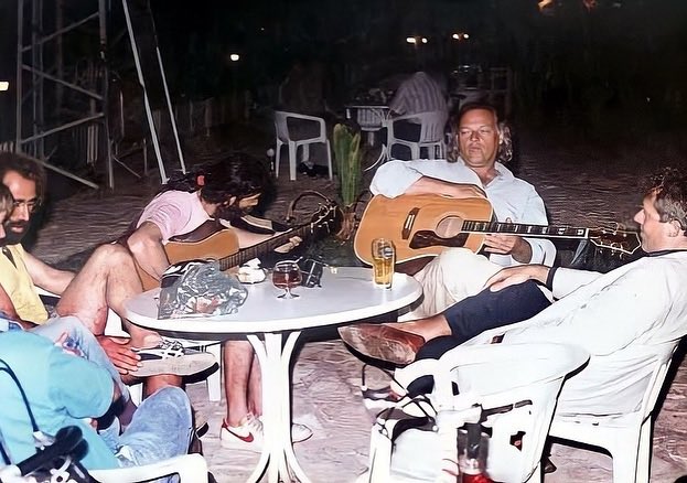 TurkeySecular's tweet image. 35 yıl önce Akdeniz’in iki küçük kasabası arasında otostopla yola çıkan dört genç, hayatlarının en büyük sürprizlerinden birini yaşadı. Kaş ile Kalkan arasında bir sahil masasında Pink Floyd’un efsanevi gitaristi David Gilmour’la buluştular.