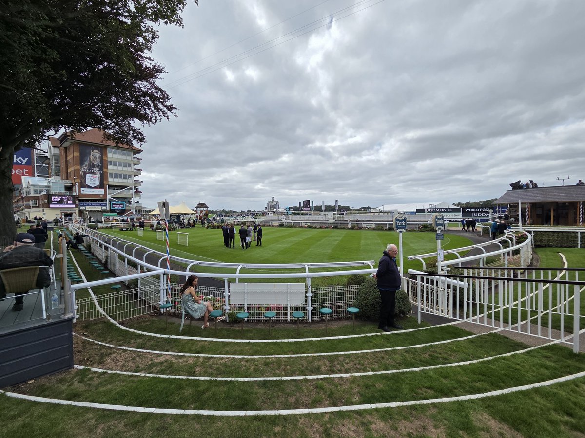 First day of the Ebor Festival at <a href="/yorkracecourse/">York Racecourse</a>! 📹🏇🏾
