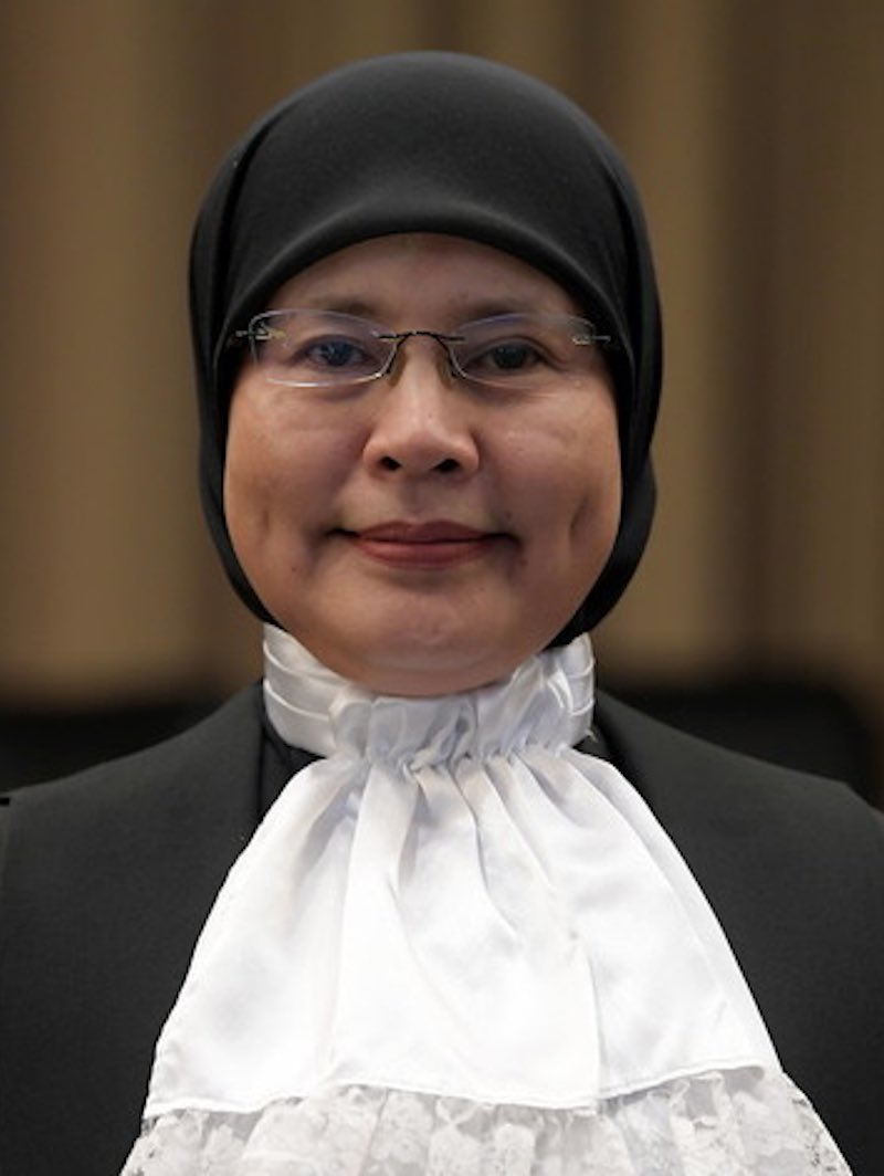 What a hypocrite this woman is! She gladly accepted the post when Dr Mahathir appointed her as Chief Justice without even going through the JAC. PM's role in judicial appointment was ok when it was about you? She even bypassed other senior judges, thanks to the PM then.