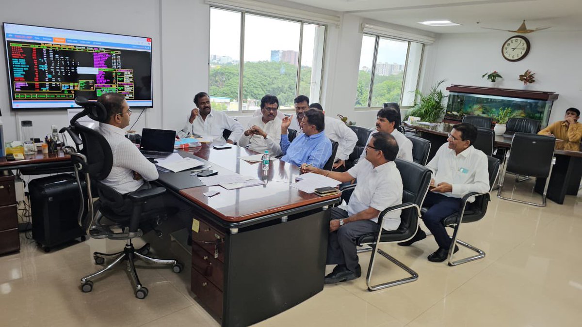 balala_ahmed's tweet image. On instructions of @aimim_national president @asadowaisi met #CMD
along with Internet cable operator’s 
To solve their cable cutting problem