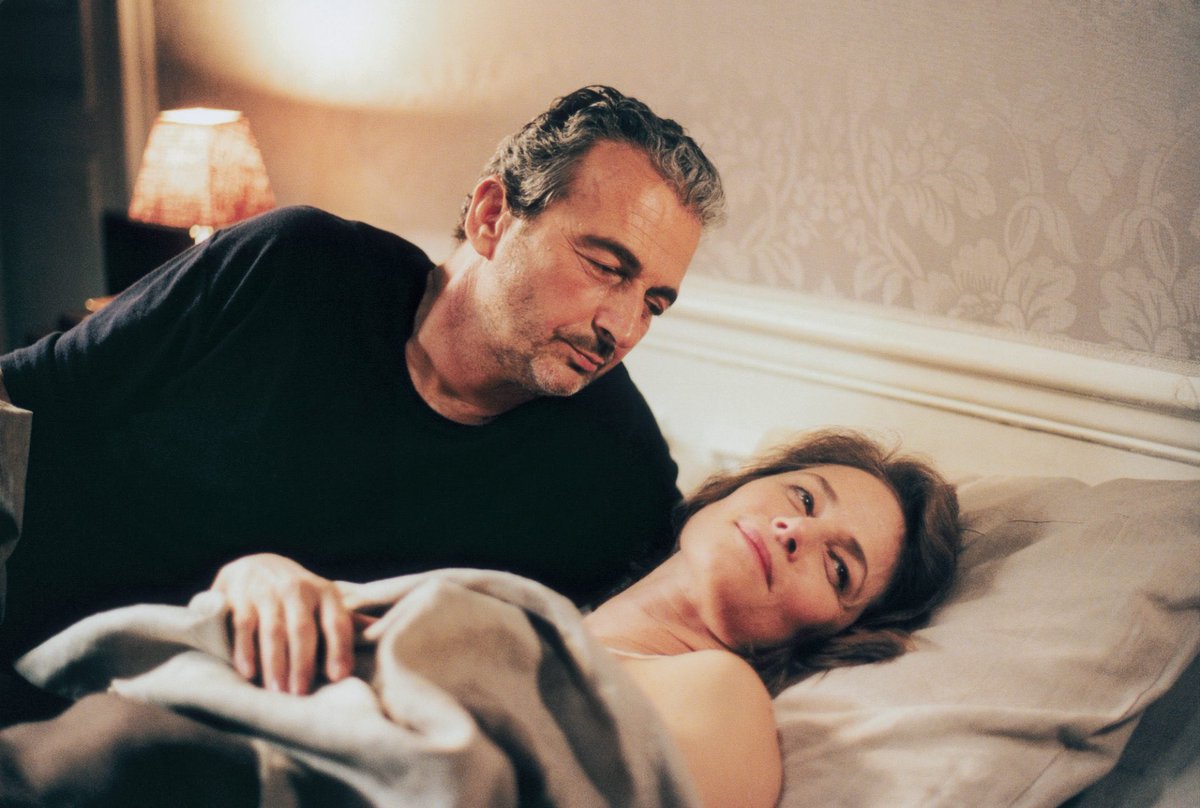 Philippe Rouyer (@philippe_rouyer) on Twitter photo Autant en apporte Ozon… Cinéaste prolixe (quasi un film par an depuis 1998), François Ozon est aussi un formidable directeur d’actrice. Il a contribué à relancer la carrière de Charlotte Rampling avec «Sous le sable» (2000) où il a rappelé sa magnétique présence <a href="/GarconsOfficiel/">Christian & Vincent</a> Autant en apporte Ozon… Cinéaste prolixe (quasi un film par an depuis 1998), François Ozon est aussi un formidable directeur d’actrice. Il a contribué à relancer la carrière de Charlotte Rampling avec «Sous le sable» (2000) où il a rappelé sa magnétique présence <a href="/GarconsOfficiel/">Christian & Vincent</a>