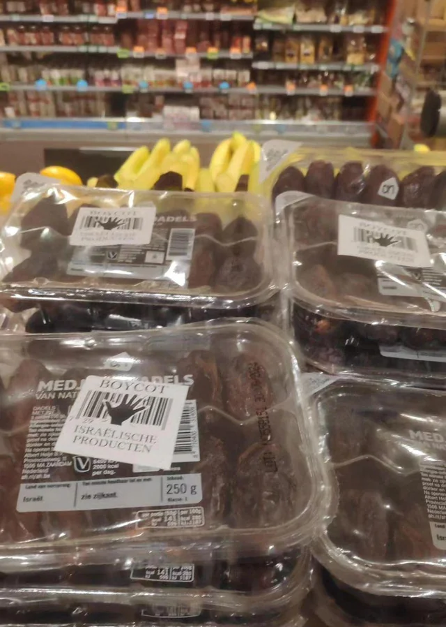 hebben jullie al stickers van <a href="/De_Rode_Lap/">De Rode Lap</a> ? 
#israel #dadels