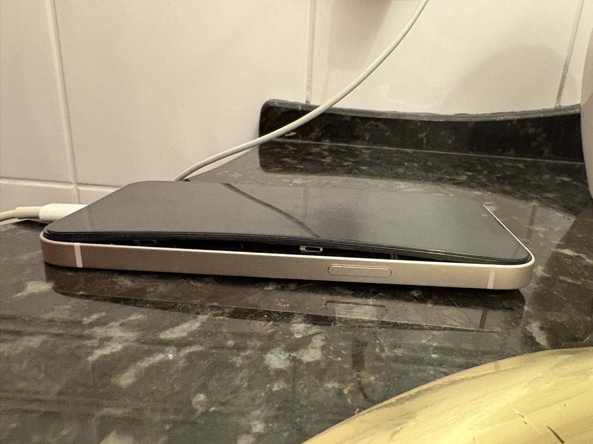 dabisloki's tweet image. hi guys i'm sorry i went ia my phone wanted to explode i was sorting that out.......😭