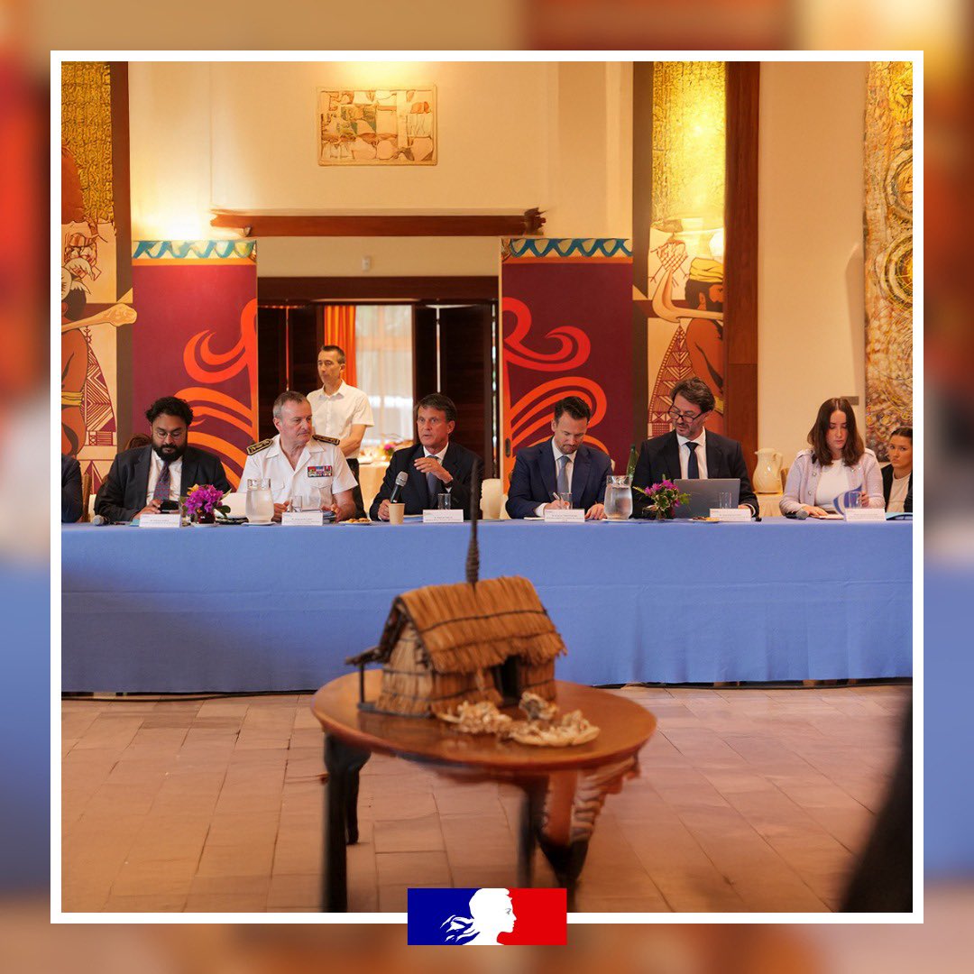 🔵 Visite officielle du ministre d’État, ministre des Outre-mer en Nouvelle-Calédonie.

La première journée de la visite officielle de Manuel Valls, ministre d’État, ministre des Outre-mer se poursuit. En matinée, une réunion de travail s’est tenue avec les maires et les