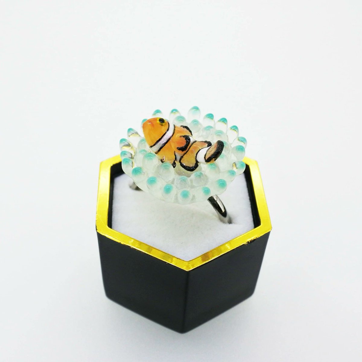 sasacojunior's tweet photo. 🐠Clownfish live in anemones with strict hierarchy.
The largest is female, the next male, others remain small.
If the top is lost, the next rises.
This system makes them a tiny kingdom beneath the waves.
#Clownfish #Anemonefish #OceanLife #ArtistOnX #IndependentArtist https://t.co/TvldLwTfXR