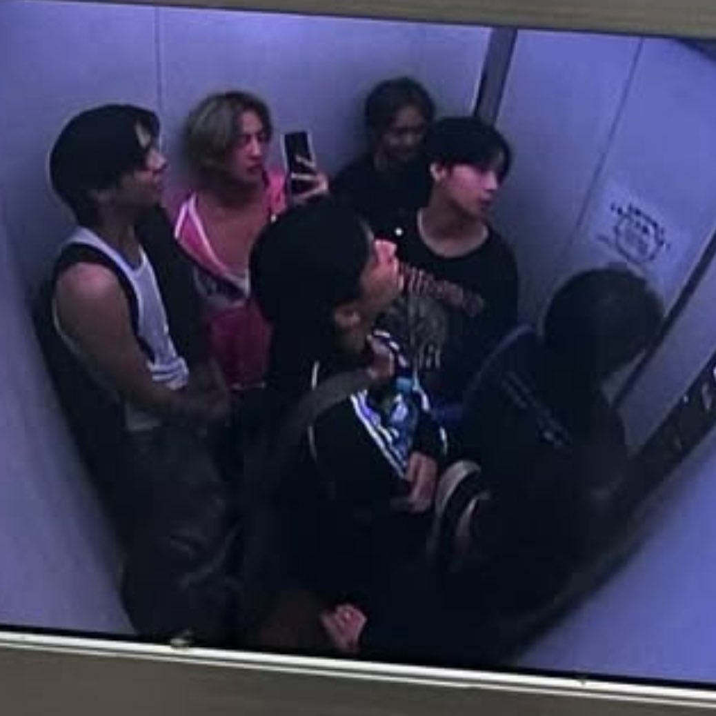 ไม่เเปลกใจที่ขุนเเฟมมันตัวติดกัน เพราะขุนติดดูเเลจั๋ง(ยืนยันโดยพิหวาย) ส่วนจั๋งก็ติดหนึบพี่ฮ้าทสุดๆ ไปไหนไปกัน นี่หล่ะมายไอดอลด้านครอบครัว ขุนเเฟมดิวะ