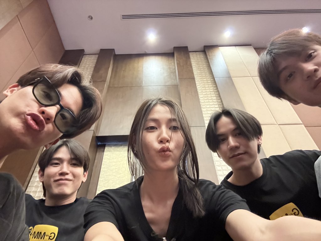 itspahnthitta's tweet photo. ทางนี้ไม่สู้ #GMMTVOuting2025 https://t.co/Q6RP0VYqsq