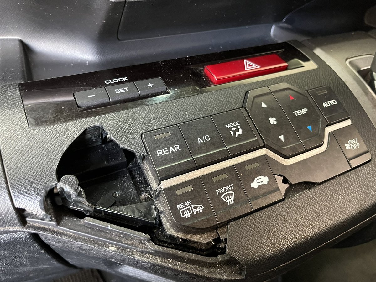 yu_ta60's tweet image. RKステップワゴンのインパネってなんで跡形もなく砕け散るのかね…