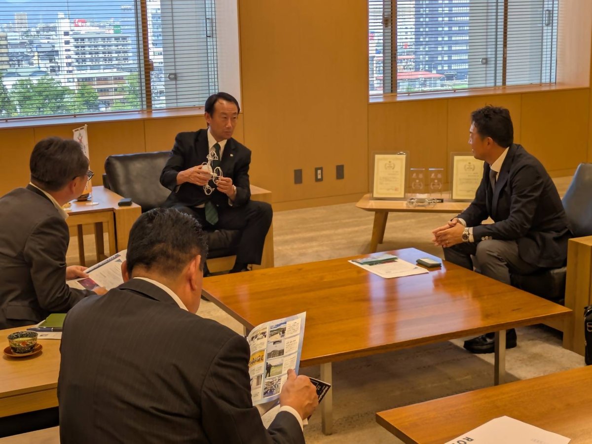 EsakiyoshihideG's tweet image. 株式会社ROBOZの皆さんが、ドローンに特化した国内最大規模の展示会Japan Drone2025において「ソフトウェア・アプリケーション部門」と「オーディエンスアワード」の2部門にて最優秀賞を受賞されたため、その報告に来てくださいました。
一次審査の専門家や有識者からの評価はもちろんのこと、

↓