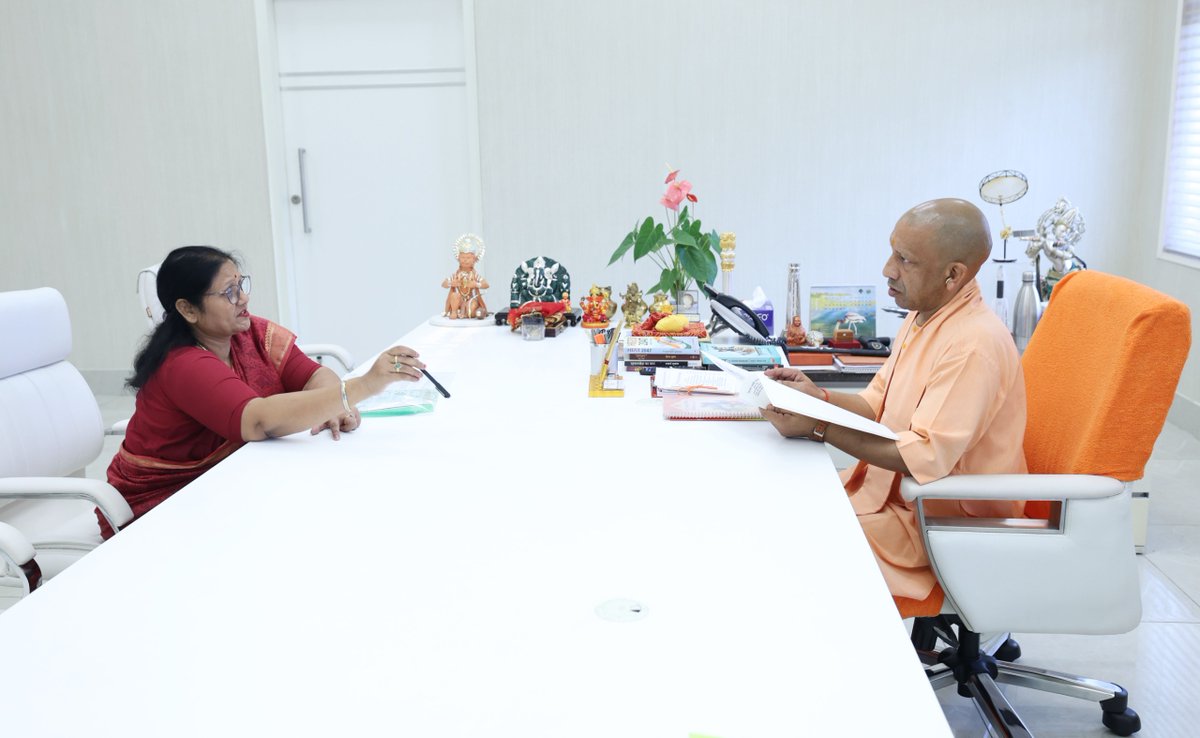 Yogi Adityanath Office (@myogioffice) on Twitter photo मुख्यमंत्री श्री <a href="/myogiadityanath/">Yogi Adityanath</a> जी महाराज से आज लखनऊ में उत्तर प्रदेश सरकार में माननीय राज्य मंत्री श्रीमती विजय लक्ष्मी गौतम जी ने शिष्टाचार भेंट की।
<a href="/VijayLaxmiMLA/">Vijay Laxmi Gautam</a> मुख्यमंत्री श्री <a href="/myogiadityanath/">Yogi Adityanath</a> जी महाराज से आज लखनऊ में उत्तर प्रदेश सरकार में माननीय राज्य मंत्री श्रीमती विजय लक्ष्मी गौतम जी ने शिष्टाचार भेंट की।
<a href="/VijayLaxmiMLA/">Vijay Laxmi Gautam</a>