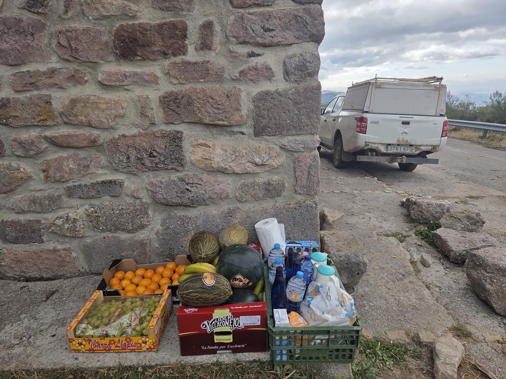 Habilitada la zona de avituallamiento de hoy para los operarios que trabajan en el incendio. Productos donados por los establecimientos comerciales de Barruelo. Ahora mismo están dando cuenta de las tortillas elaboradas por los vecinos de Brañosera. Luego: almuerzo y comida.