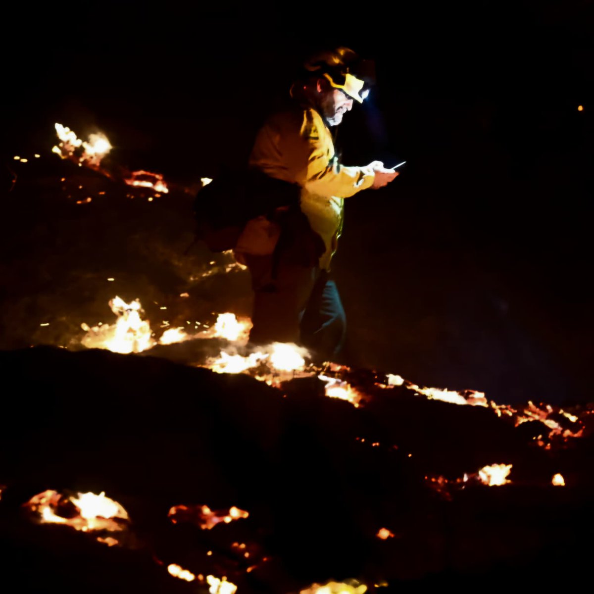 Salvador Salas (@borisalas) on Twitter photo Tecnología en el frente, bomberos del siglo XXI:Conectados y en primera línea contra los incendios. Foto tomada anoche en la extinción del incendio en El cerro la Tortuga #malaga <a href="/Plan_INFOCA/">EMA INFOCA</a> #IncendiosForestalesEspaña Tecnología en el frente, bomberos del siglo XXI:Conectados y en primera línea contra los incendios. Foto tomada anoche en la extinción del incendio en El cerro la Tortuga #malaga <a href="/Plan_INFOCA/">EMA INFOCA</a> #IncendiosForestalesEspaña