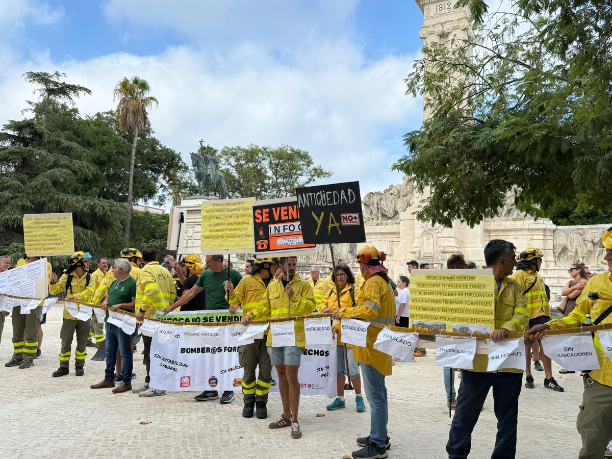 Onda Cero Cádiz - Rota (@ondacerocadiz) on Twitter photo #Ahora Bomberos forestales del INFOCA se concentran a esta hora en la Plaza de España de Cádiz reivindicando "condiciones laborales dignas".
A las 12h20, los sonidos en @masdeunobahia con <a href="/jaimealvarezgal/">Jaime Álvarez</a> #Ahora Bomberos forestales del INFOCA se concentran a esta hora en la Plaza de España de Cádiz reivindicando "condiciones laborales dignas".
A las 12h20, los sonidos en @masdeunobahia con <a href="/jaimealvarezgal/">Jaime Álvarez</a>