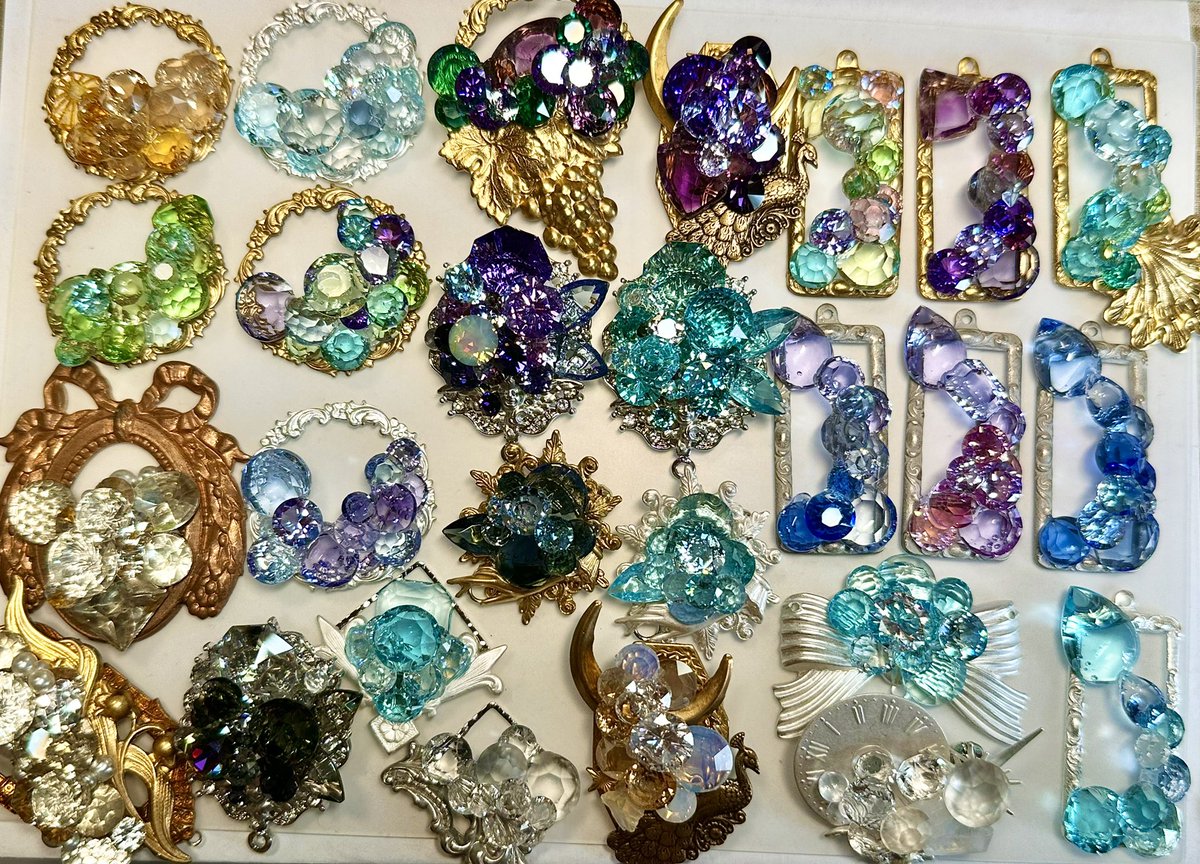 pfau_x's tweet photo. 横浜に並べる装身具たち。

このほかにも20点程並べる予定です。間に合えば… https://t.co/T6DrBpSUSb