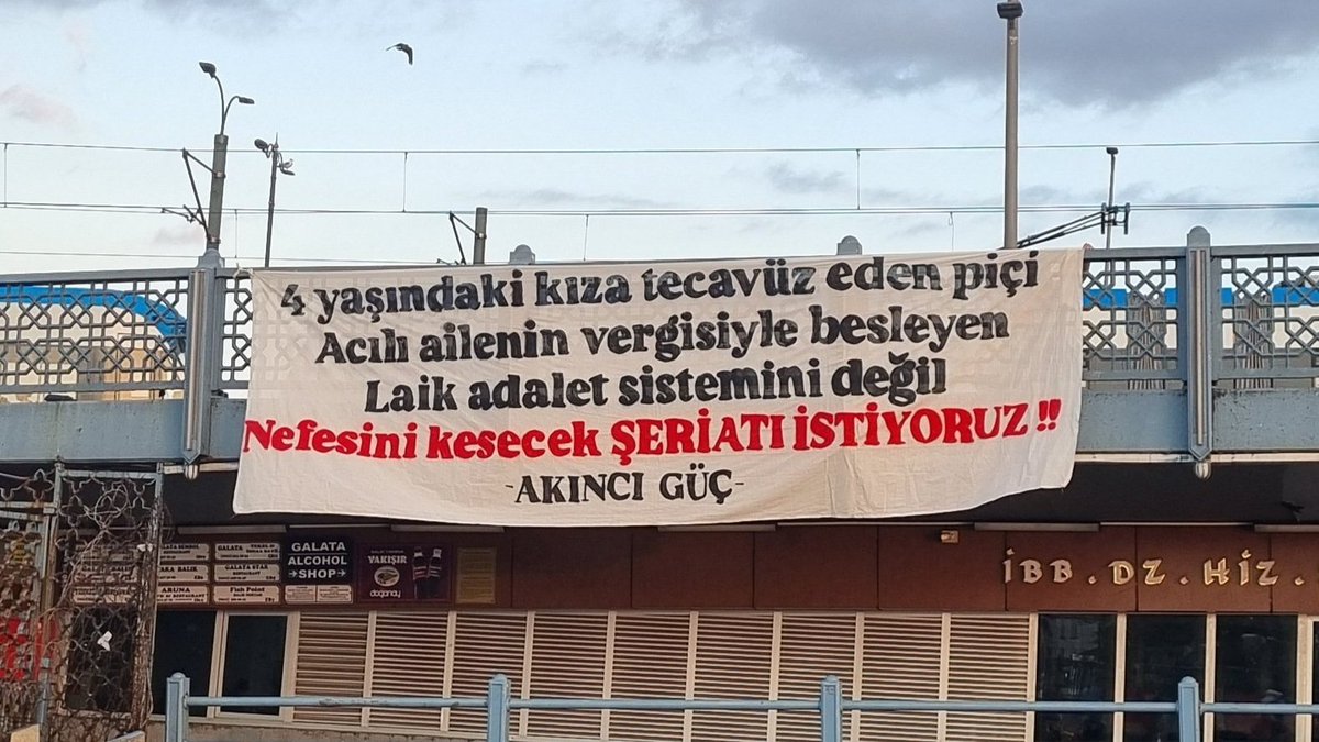 🔴 Galata Köprüsü'ne asılan pankart:

"4 yaşındaki kıza tecavüz eden p*çi
Acılı ailenin vergisiyle besleyen laik adalet sistemini değil,

Nefesini kesecek ŞERİATI İSTİYORUZ!"