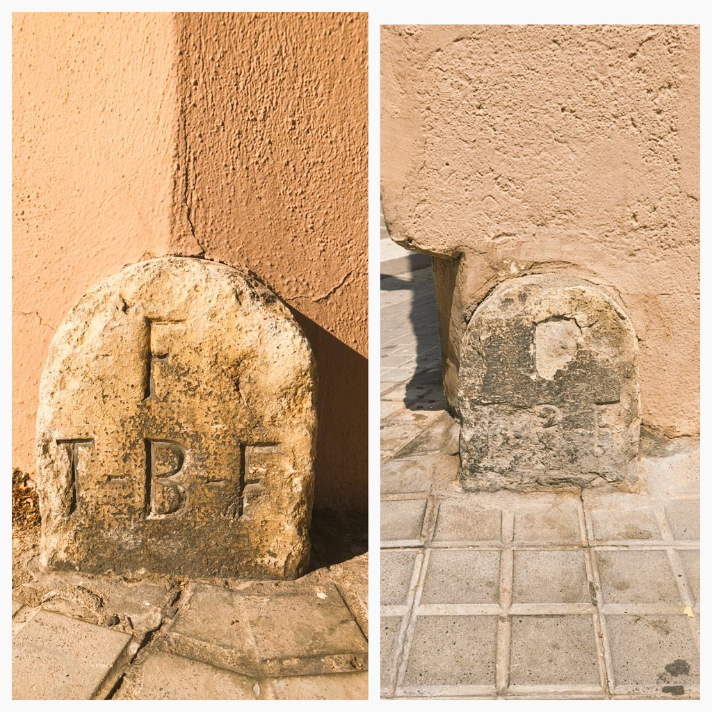 A la Plaça de l'Estació hi podem trobar aquestes dues pedres que senyalitzaven la línia de ferrocarril Tarragona-Barcelona-França. L'estació de Sant Andreu era la més antiga de l'estat (1854-2022). Segurament no us hi havíeu fixat mai. Us animeu a buscar-les tot passejant?