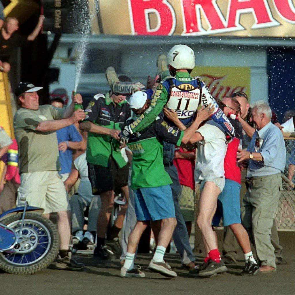 Wspominki z pracy w Gollob Racing...
Indywidualne Mistrzostwa Polski 15 sierpnia 2001.
Mistrzowski szampan, po zakończonym decydującym wyścigu lał się już na torze :)
To był fajny czas...
Zagadka...Dlaczego na plastronie Tomka jest numer 11,  na kasku 7 ?