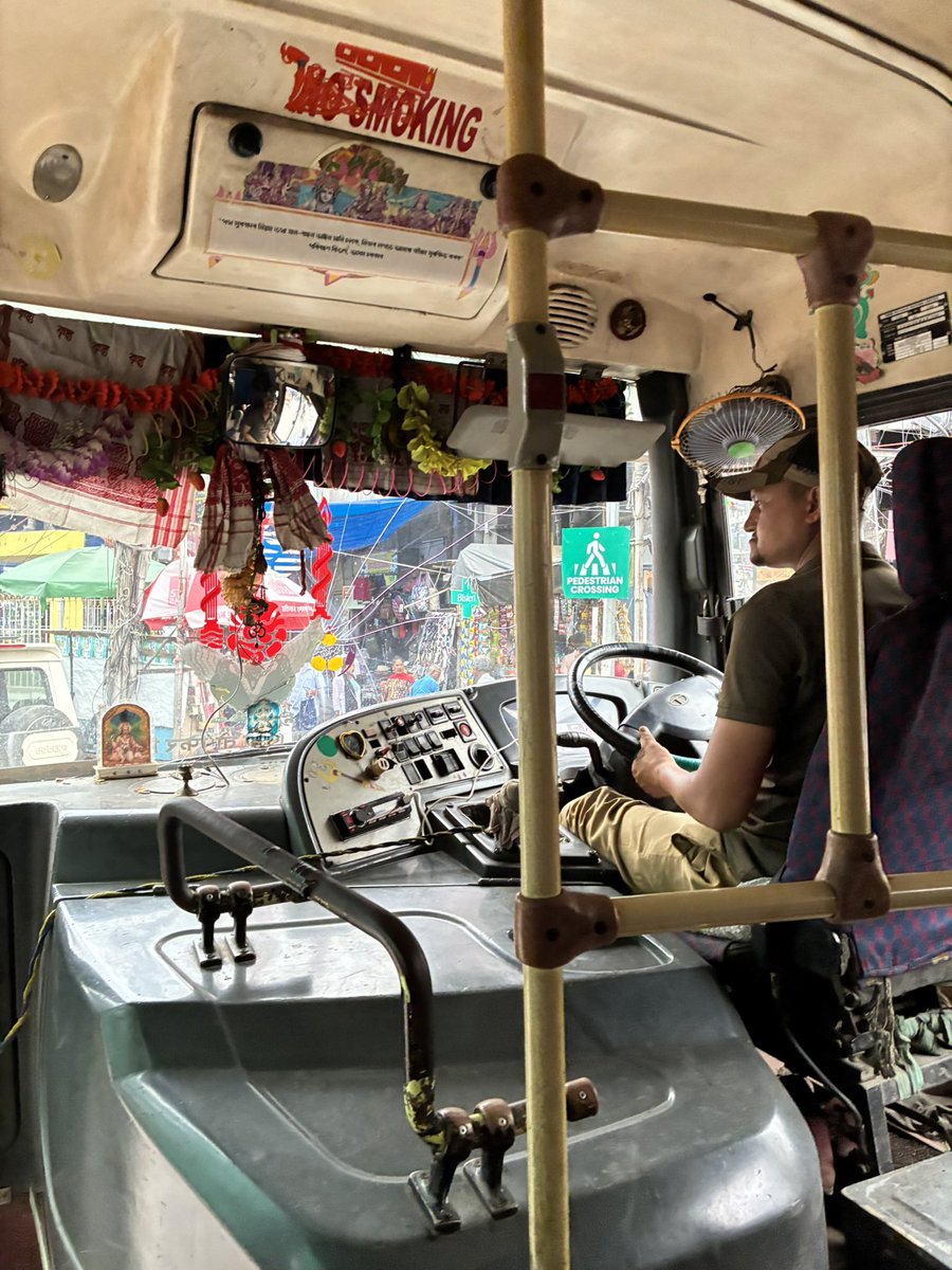 wepergee's tweet image. ตอนผมขึ้นรถเมล์ในอินเดีย จ่ายไป 10 รูปี (4 บาท) ถูกกว่าน้ำดื่มหนึ่งขวด แต่รัฐบาลไม่กล้าปรับขึ้นราคา เพราะการเพิ่มอีกแค่ไม่กี่รูปี อาจทำให้คนยากจนจำนวนมหาศาลไปทำงานไม่ได้