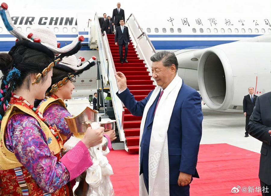 Chinese President Xi Jinping, who leads a central delegation, arrived in Lhasa, capital of Xizang Autonomous Region, on Wednesday to attend activities in celebration of the region's 60th founding anniversary xhtxs.cn/56p