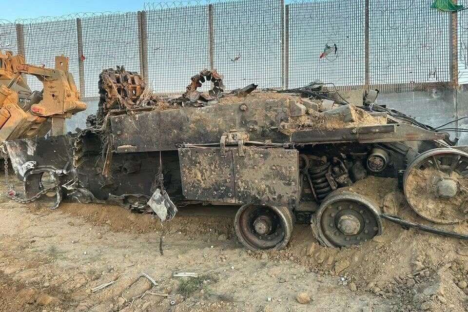 صحيفة "إسرائيل اليوم" تنشر صورة لناقلة جند إسرائيلية مدرعة من طراز "نمر" بعد تعرضها لانفجار عبوة ناسفة في قطاع غزة  مؤخرًا .

وحسب القناة 12 الإسرائيلية: موافقة وزارية على خطة لزيادة إنتاج دبابات ميركافا وناقلات الجند المدرعة النمر وإيتان بشكل واسع، بقيمة تزيد عن 5 مليارات شيكل.