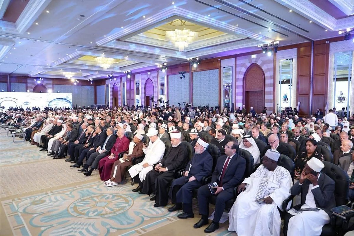 DarAlIftaIsb's tweet image. المؤتمرالدولي العاشرللفتوى مصر
انطلقت في القاهرة تحت عنوان"صناعةالمفتي الرشيدفي عصرالذكاءالاصطناعي"وشهدالمؤتمر حضورشخصيات دينيةبارزة، من بينها سماحة المفتی الدكتورعقيل الرحمن بيرزاده، مفتی العام لاسلام آباد و رئیس لجنةUACP,حيث مثّل بلاده في هذاالمحفل الدولي ممثلاً مفتي إسلام آباد