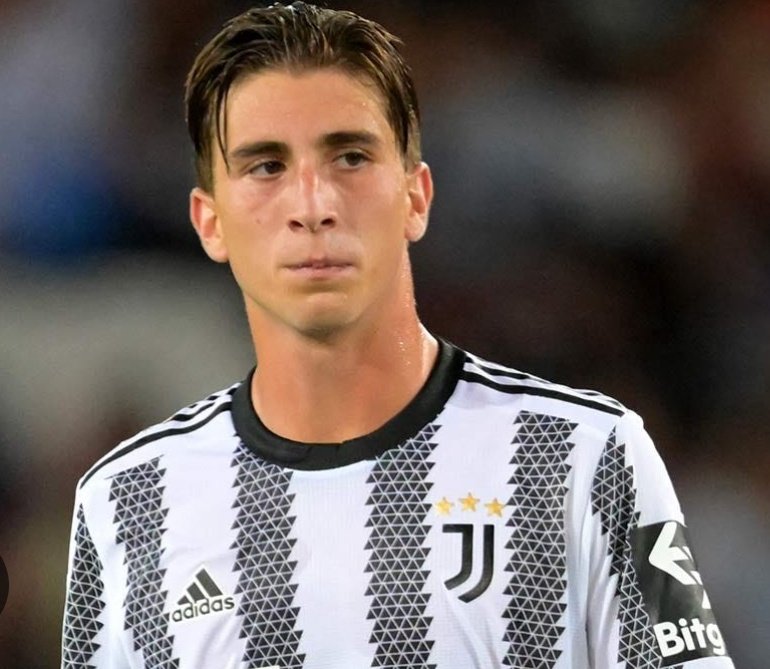 _Morik92_'s tweet photo. ‼️Fabio #Miretti resterà alla #Juventus! 

Decisione presa e condivisa da entrambe le parti, con l'annuncio che arriva oggi dal suo agente #Branchini al Corriere dello Sport:

"Miretti ha scelto di rimanere alla Juventus. Fabio è arrivato alla Juve all’età di nove anni ed è legatissimo all’ambiente. Per lui potrebbe ripetersi un percorso come quelli di Claudio Marchisio e Paolo De Ceglie che, dopo i prestiti a Empoli e Siena, sono rientrati alla base molto più maturi e pronti, al di là delle qualità dei singoli atleti, facendo molto bene".