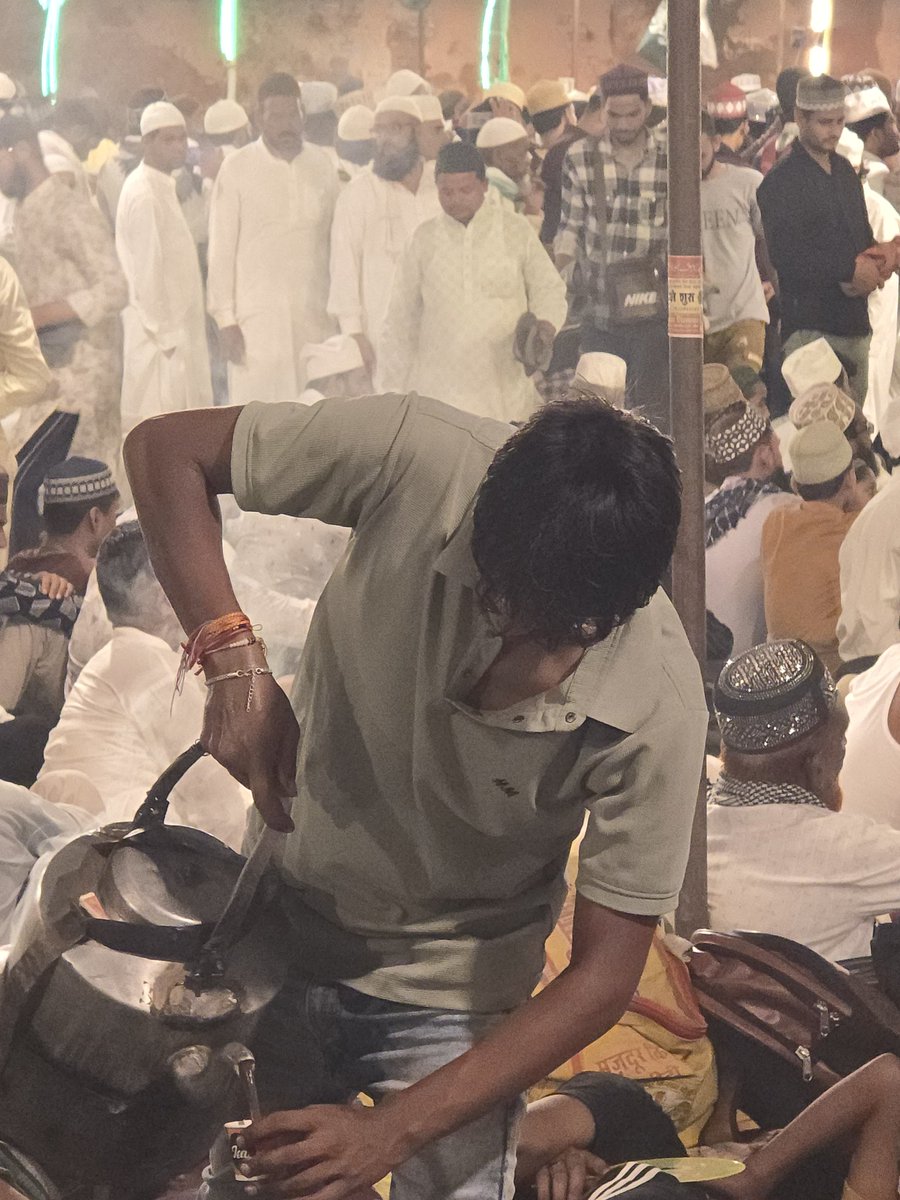 MDR_Misbahi's tweet photo. उत्तर प्रदेश के बरेली शहर में आला हज़रत के उर्स के मौके पर इस्लामिया इण्टर कालेज के मैदान में हजारों हजार मुसलमानों की भीड़ में बेखौफ चाय बेचता एक हिन्दू भाई।
मज़े की बात ये है कि एक भी मुस्लिम ने इस के हिन्दू होने की वजह से इस से चाय खरीदने से इन्कार नहीं किया ॥ https://t.co/7caz3LuFWT