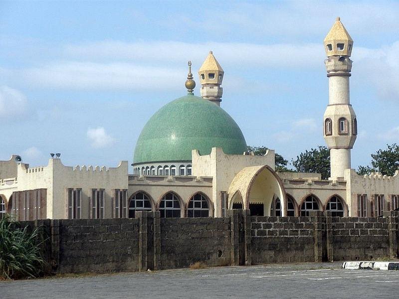 🚨🇳🇬 Nigeria : des hommes armés ont pris d’assaut une mosquée mardi matin dans l’État de Katsina, ouvrant le feu sur les fidèles en pleine prière de l’aube. Au moins 27 personnes ont été tuées et de nombreux autres blessés, selon les autorités locales.