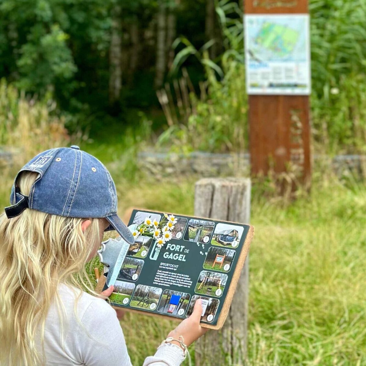 Kom je in de zomervakantie lunchen of dineren met het gezin bij Fort de Gagel? Maak er een echt avontuur van! Zoek, loop, speur en speel rondom het historische forteiland en herken de juiste plekken. Los het mysterie van Fort de Gagel op. fortdegagel.nl