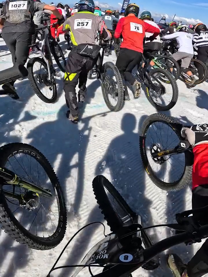 1,000人同時スタートのダウンヒル。 結果は…想像の通り💀 今年の