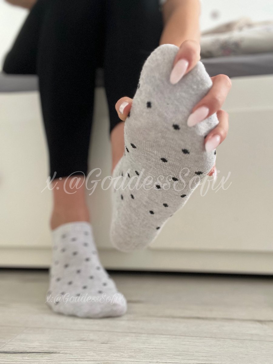 Nie muszę odkrywać skóry, żeby cię złamać. Wystarczy, że pokażę fragment, a twoje myśli już są u moich stóp. Ty nie masz kontroli. Ja mam całą.🎀💸

I don’t need to bare my skin to break you. A single glimpse is enough to chain your thoughts at my feet. You have no control. I